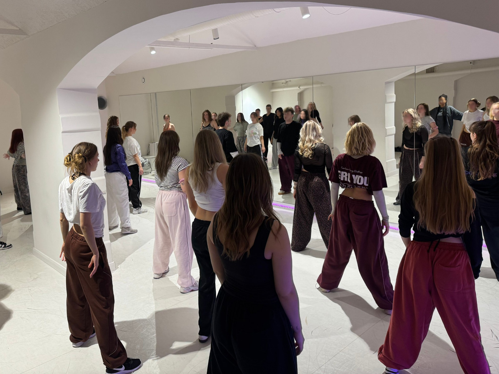 Blick in den Tanzsaal des HOME Dance Studio während eines Kurses