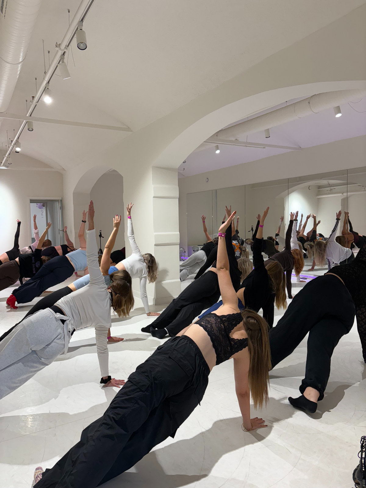Gruppe von Tanzenden im HOME Dance Studio Dresden