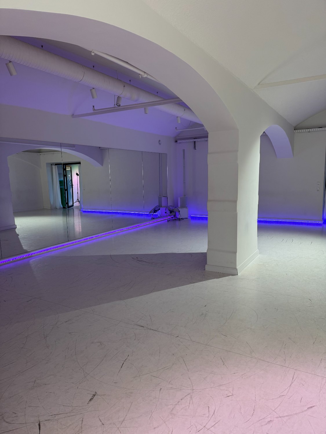 Saal, Spiegelfront im HOME Dance Studio Dresden