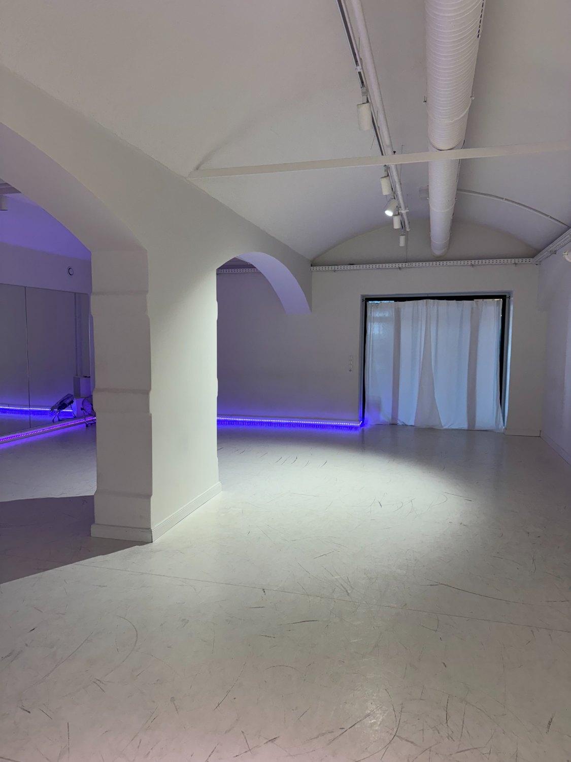 Saal, Fensterfront im HOME Dance Studio Dresden